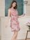画像2: [送料無料][GINZA COUTURE]ピンク・ノースリーブ・花柄・プリント・シフォン・肩リボン・ティアード・フリル・アシンメトリー・Aライン・ミニドレス・ワンピース[即日発送][大きいサイズあり] (2)