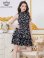 画像2: [送料無料][GINZA COUTURE]ブラック×ホワイト・花柄・プリント・首元フリル・ウエストマーク・アメリカンスリーブ・ティアード・Aライン・ミニドレス・ワンピース[即日発送][大きいサイズあり] (2)