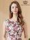 画像4: [送料無料][GINZA COUTURE]ブラウン×ホワイト・花柄・サテン・プリント・ボートネック・ノースリーブ・ベルト・タイト・ミディアムドレス・ワンピース[即日発送][大きいサイズあり] (4)