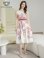 画像2: [送料無料][GINZA COUTURE]ホワイト×レッド・花柄・プリント・ベルト・ノースリーブ・Aライン・フレア・ミディアムドレス・ワンピース[即日発送][大きいサイズあり] (2)