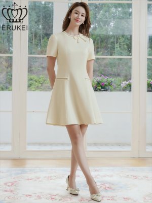 画像1: [送料無料][GINZA COUTURE]アイボリー・リボン・半袖・ラインストーン・フェイクポケット・Aライン・ミニドレス・ワンピース[即日発送][大きいサイズあり]