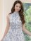 画像4: [送料無料][GINZA COUTURE]ホワイト×ブルー・ホワイト×ピンク・花柄・プリント・サテン・首元フリル・ウエストマーク・マキシ・アメリカンスリーブ・Aライン・ロングドレス[即日発送][大きいサイズあり] (4)