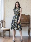 画像18: [送料無料][GINZA COUTURE]レッド・ブルー・イエロー・花柄・フリルリーブ・ハイウエスト・Aライン・ミディアムドレス・ワンピース[即日発送][大きいサイズあり] (18)