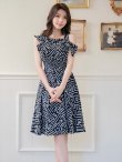画像2: [送料無料][GINZA COUTURE]ブラック・プリント・Aライン・肩フリル・フレア・膝丈・ワンピース[即日発送][大きいサイズあり] (2)