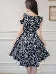 画像3: [送料無料][GINZA COUTURE]ブラック・プリント・Aライン・肩フリル・フレア・膝丈・ワンピース[即日発送][大きいサイズあり] (3)