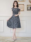 画像5: [送料無料][GINZA COUTURE]ブラック・プリント・Aライン・肩フリル・フレア・膝丈・ワンピース[即日発送][大きいサイズあり] (5)