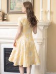 画像3: [送料無料][GINZA COUTURE]イエロー・ホワイト・ブルー・花柄・ジャガード・切り替え・Aライン・半袖・ミディアムドレス・ワンピース[即日発送][大きいサイズあり] (3)
