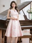 画像2: [送料無料][GINZA COUTURE]ピンク×ゴールド・ブルー・ピンク×シルバー・ホワイト・フラワープリント・金糸・Aライン・ミディアムドレス・ワンピース[即日発送][大きいサイズあり] (2)