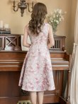 画像15: [送料無料][GINZA COUTURE]ピンク×ゴールド・ブルー・ピンク×シルバー・ホワイト・フラワープリント・金糸・Aライン・ミディアムドレス・ワンピース[即日発送][大きいサイズあり] (15)