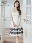 画像1: [送料無料][GINZA COUTURE]ホワイト・バイカラー・ノースリーブ・Vネック・タック・サテン・裾レース・Aライン・ミディアムドレス・ワンピース[即日発送][大きいサイズあり] (1)