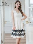 画像2: [送料無料][GINZA COUTURE]ホワイト・バイカラー・ノースリーブ・Vネック・タック・サテン・裾レース・Aライン・ミディアムドレス・ワンピース[即日発送][大きいサイズあり] (2)