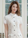 画像4: [送料無料][GINZA COUTURE]ホワイト・総レース・半袖・ロールカラー・ビジューボタン・フェイクポケット・タイト・ミディアムドレス・ワンピース[即日発送][大きいサイズあり] (4)