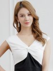 画像4: [送料無料][GINZA COUTURE]ホワイト×ブラック・バイカラー・バストギャザー・Vネック・バックスリット・ストレッチ・シンプル・ノースリーブ・タイト・膝丈・ミディアムドレス・ワンピース[即日発送][大きいサイズあり] (4)