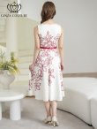画像3: [送料無料][GINZA COUTURE]ホワイト×レッド・花柄・プリント・ベルト・ノースリーブ・Aライン・フレア・ミディアムドレス・ワンピース[即日発送][大きいサイズあり] (3)