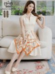 画像1: [送料無料][GINZA COUTURE]ベージュ×オレンジ・チェーン柄・襟付き・スカーフ・ハーフジップ・ノースリーブ・Aライン・フレア・ミディアムドレス・ワンピース[即日発送][大きいサイズあり] (1)