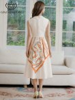 画像3: [送料無料][GINZA COUTURE]ベージュ×オレンジ・チェーン柄・襟付き・スカーフ・ハーフジップ・ノースリーブ・Aライン・フレア・ミディアムドレス・ワンピース[即日発送][大きいサイズあり] (3)