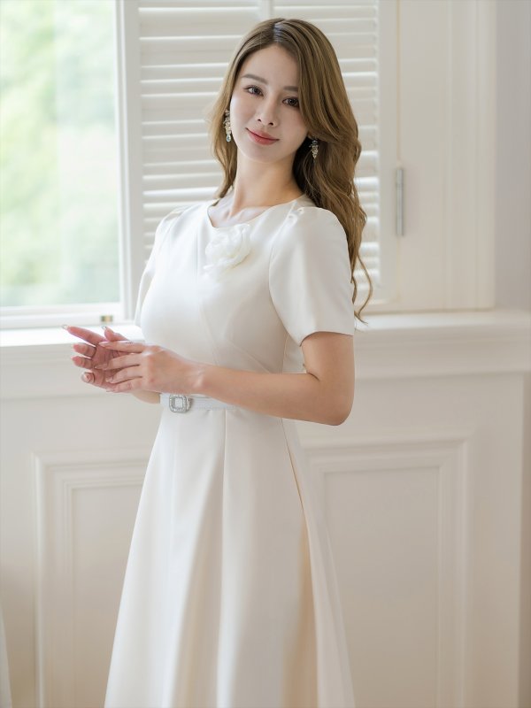 画像2: [送料無料][GINZA COUTURE]ホワイト・レッド・ピンク・半袖・シンプル・コサージュ・Ａライン・ミディアムドレス・ワンピース[即日発送][大きいサイズあり] (2)