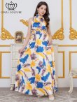 画像1: [送料無料][GINZA COUTURE]ホワイト×イエロー・ペイント柄・プリント・サテン・首元フリル・ウエストマーク・アメリカンスリーブ・マキシ・Aライン・ロングドレス[即日発送][大きいサイズあり] (1)