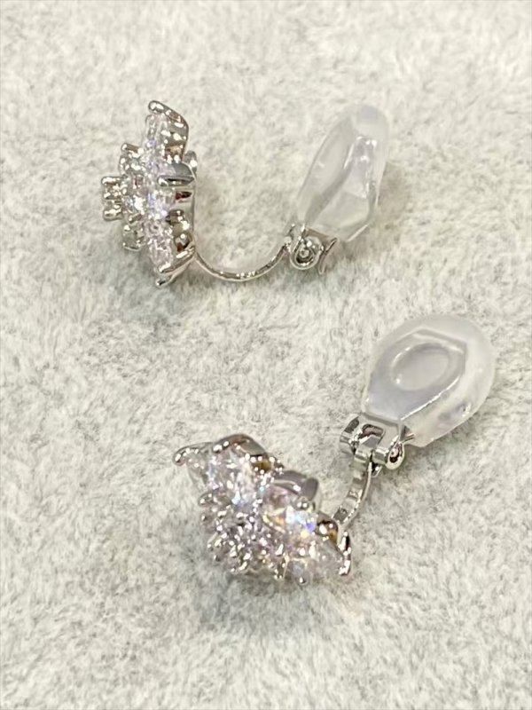 画像4: [ジュエリー][イヤリング]シルバー・クリアストーン・ビジュー・フラワーモチーフ・イヤリング[即日発送] (4)
