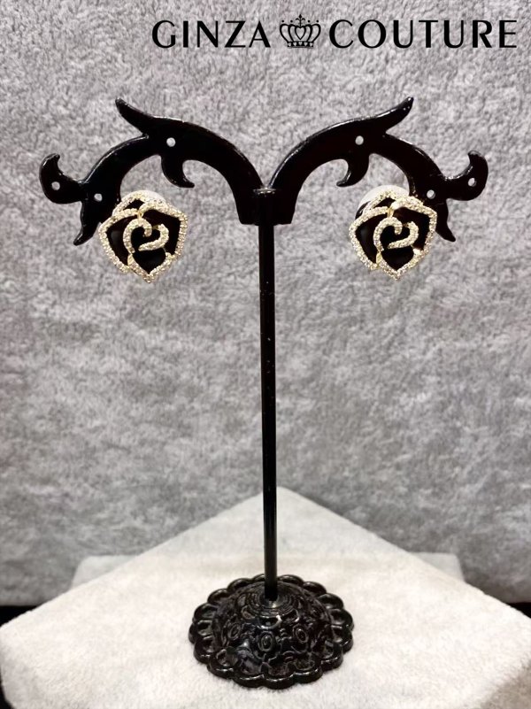 画像1: [ジュエリー][イヤリング]ゴールド×ブラック・ゴールド×ホワイト・フラワーモチーフ・ラインストーン・イヤリング[即日発送] (1)