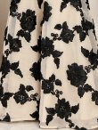 画像5: [送料無料][SETTAN]ブラック・レッド・立体刺繍・フラワー・ウエストリボン・スピンドル・ノースリーブ・Aライン・Vネック・ロングドレス[即日発送][大きいサイズあり] (5)