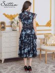 画像3: [送料無料][SETTAN]ブラック×ブルー・ホワイト×ブルー・花柄・プリント・シフォン・プチハイネック・フリルスリーブ・ティアード・Aライン・ミディアムドレス・ワンピース[即日発送][大きいサイズあり] (3)